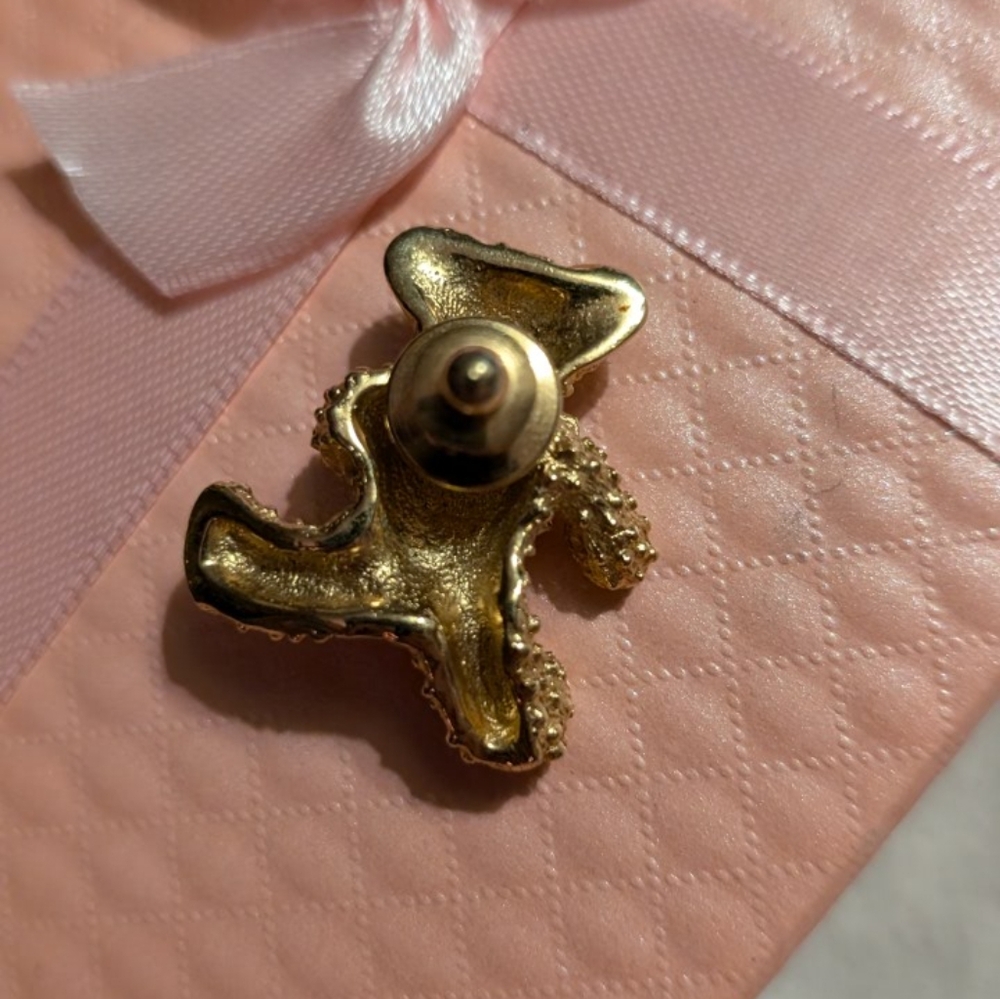 Vintage 80s Avon Red Bow Gold Bear Brooch Cute piece that is a great gift for yo